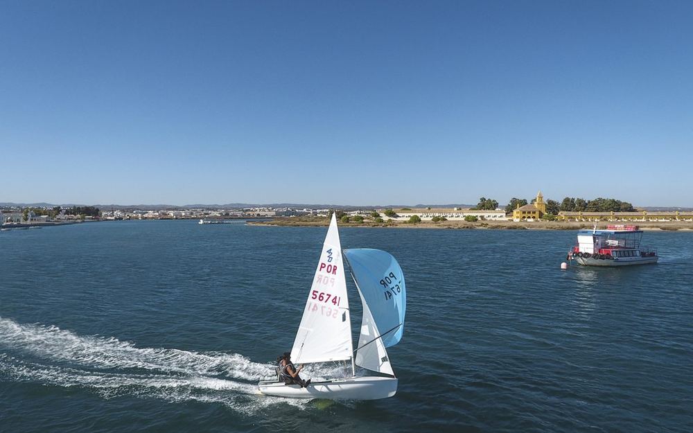 420 con spinnaker navegando