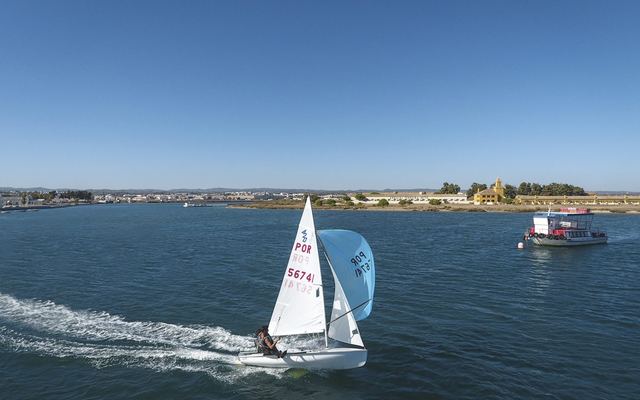 420 con spinnaker navegando
