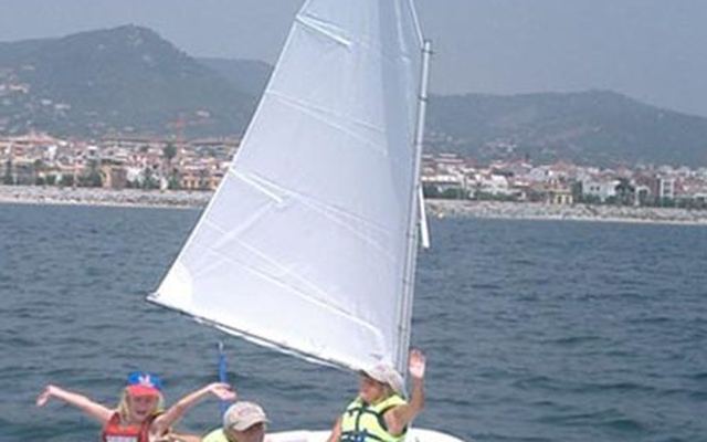 Tres niños a bordo de un Europi