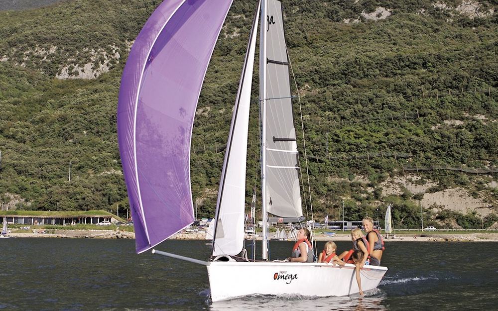 Omega de Topper con gennaker morado y tripulación