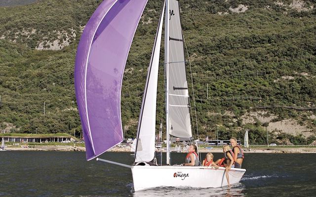 Omega de Topper con gennaker morado y tripulación