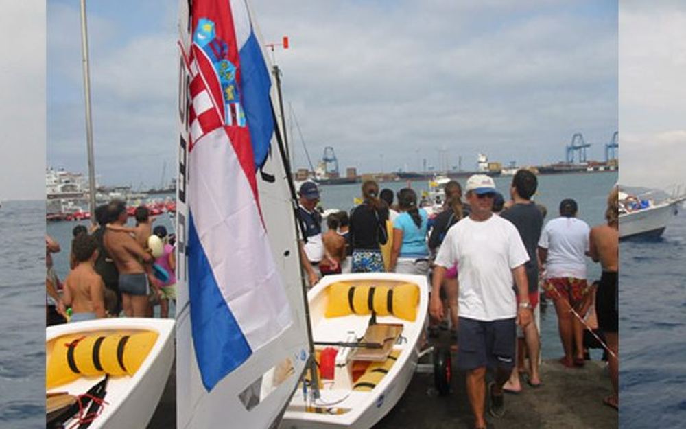 Optimist navegando en una regata