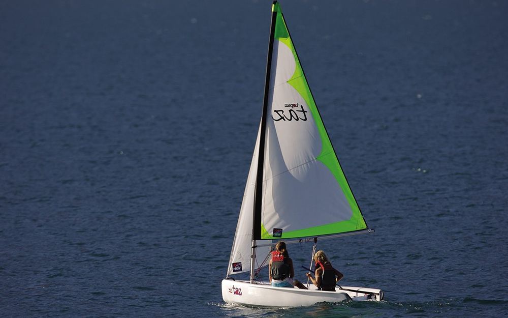 Taz de Topper con vela verde navegando