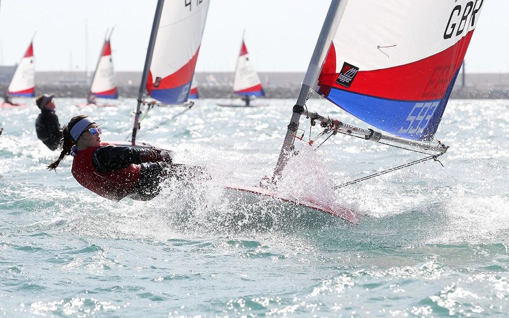 Regatista de Topper navegando con viento fuerte
